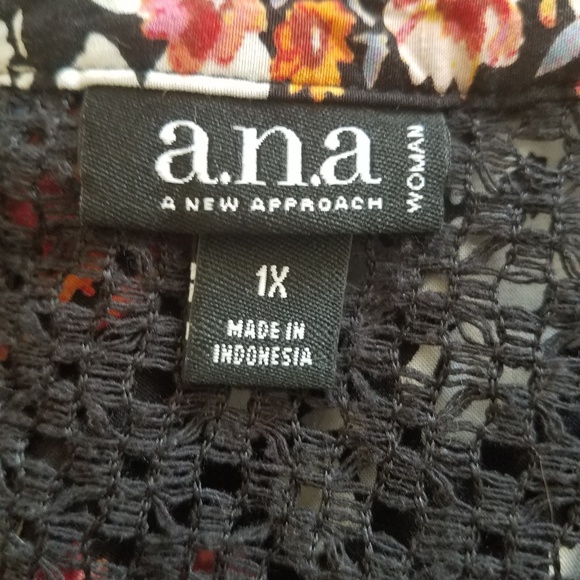 π Host Pick π A.N.A. Floral Crochet Top - Picture 5 of 6